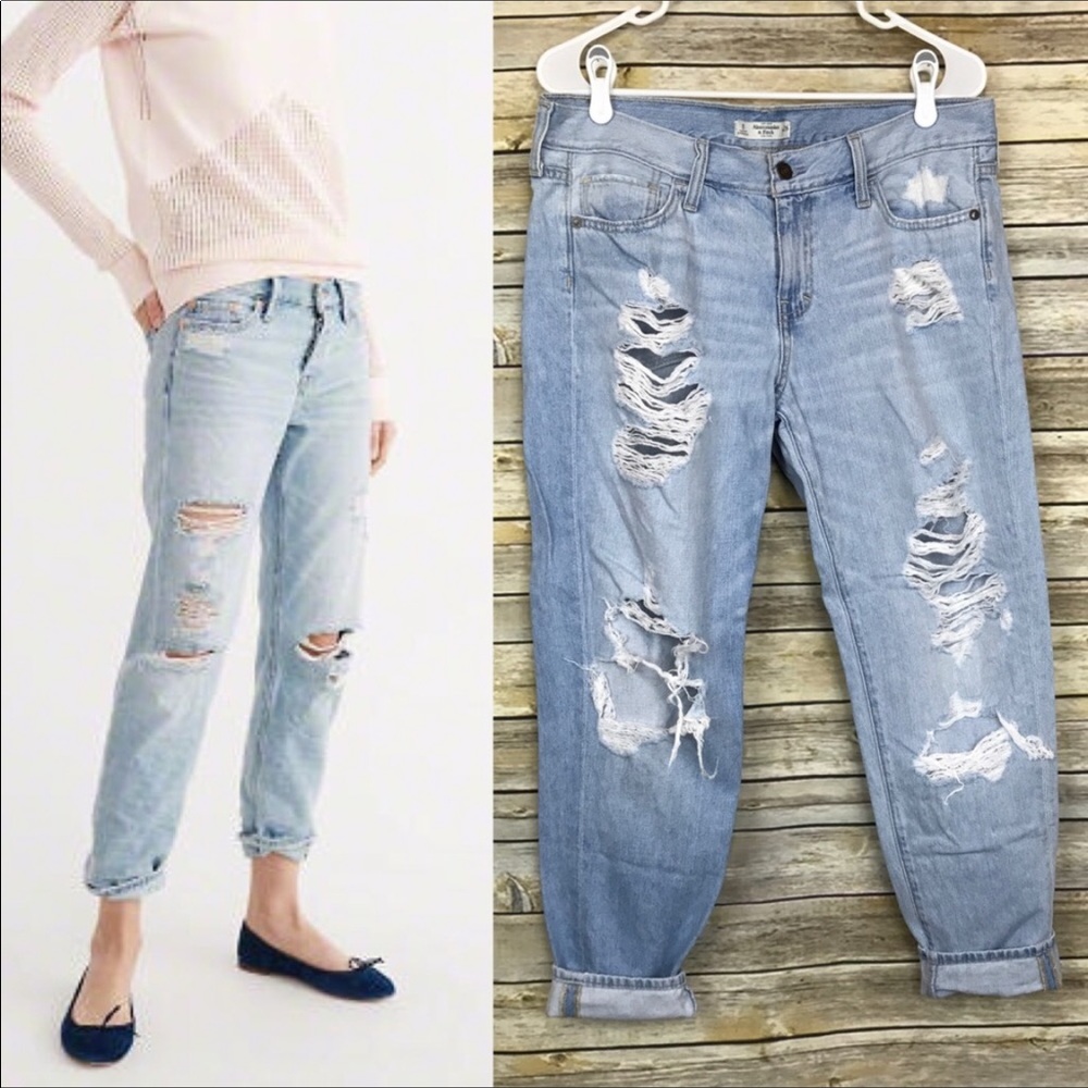 Abercrombie & Fitch Light Wash Distressed Jeans 8
